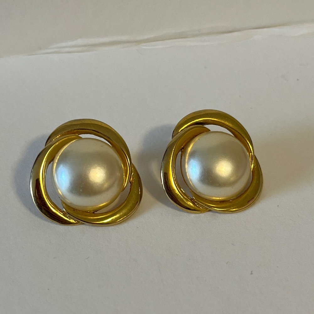 006 pierced fall, pearl and gold earrings vintage
